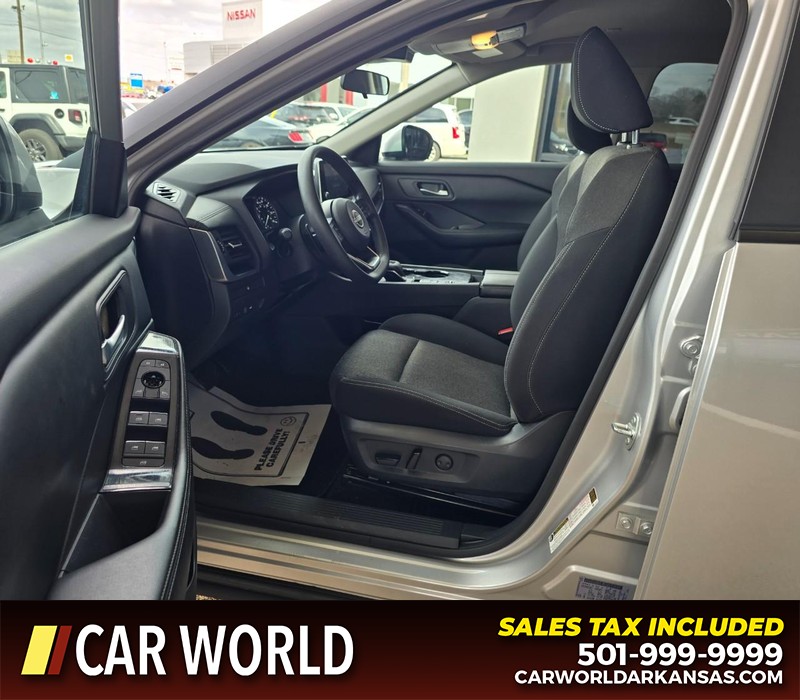 Nissan Rogue Vehicle Full-screen Gallery Image 8