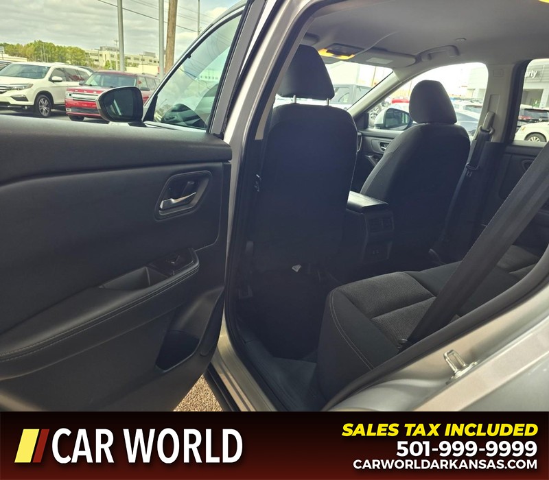 Nissan Rogue Vehicle Full-screen Gallery Image 9