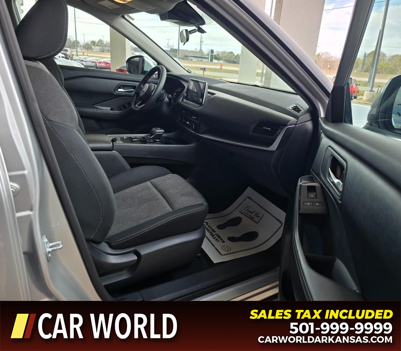 Nissan Rogue Vehicle Full-screen Gallery Image 11