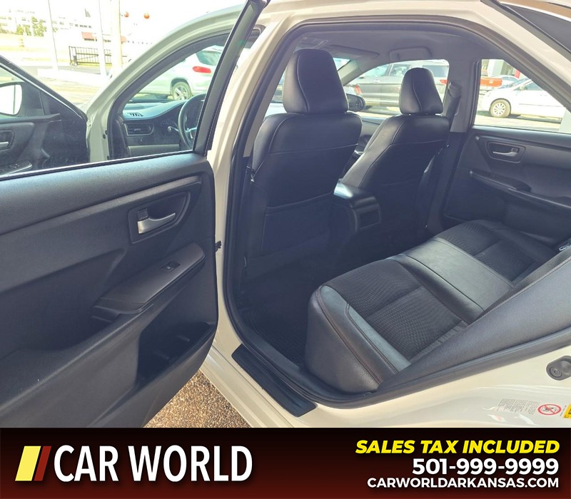 Toyota Camry Vehicle Full-screen Gallery Image 9