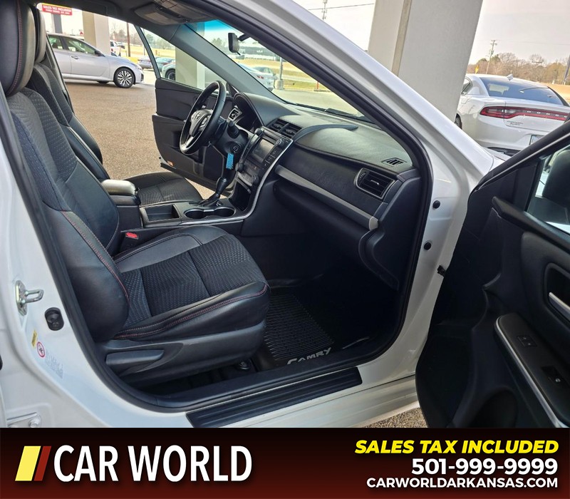 Toyota Camry Vehicle Full-screen Gallery Image 11