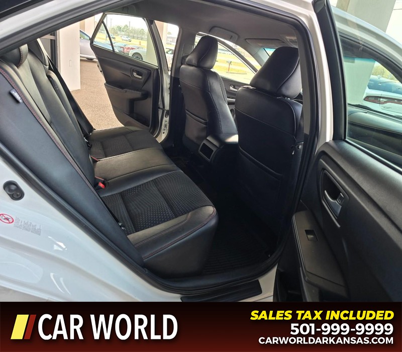 Toyota Camry Vehicle Full-screen Gallery Image 12