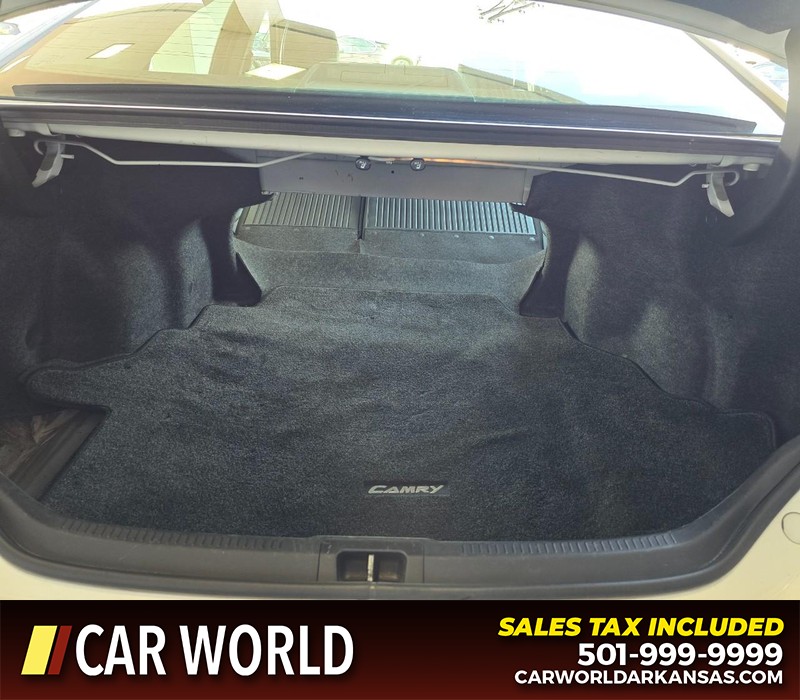 Toyota Camry Vehicle Full-screen Gallery Image 14
