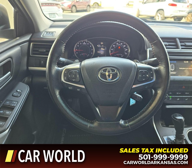 Toyota Camry Vehicle Full-screen Gallery Image 15