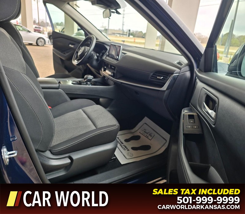 Nissan Rogue Vehicle Full-screen Gallery Image 11