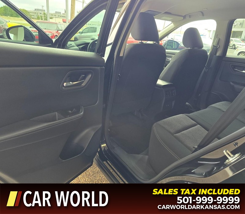 Nissan Rogue Vehicle Full-screen Gallery Image 9