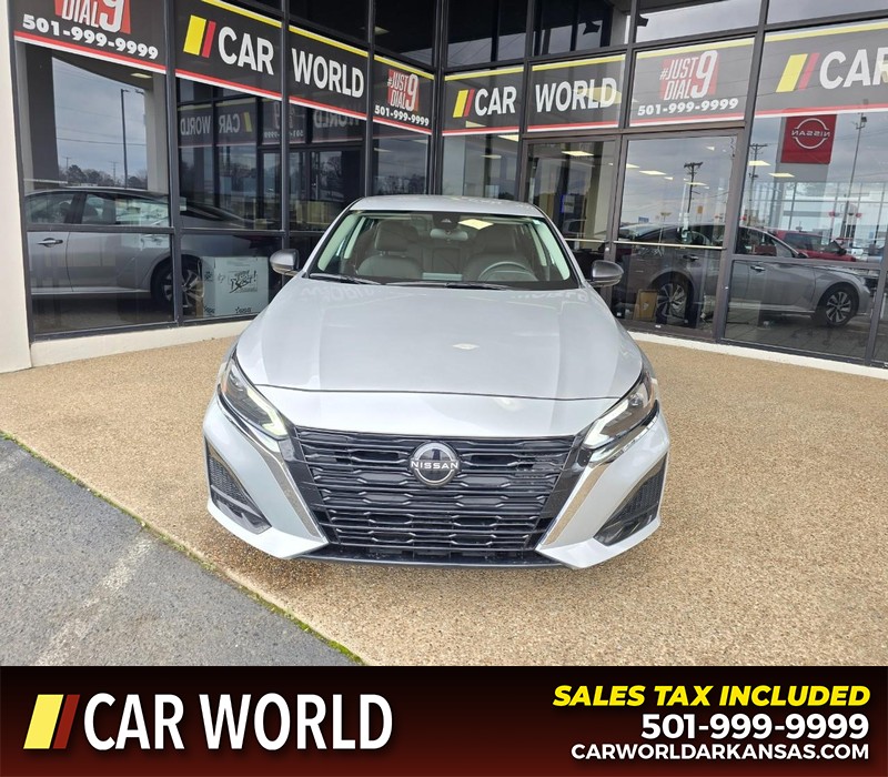 Nissan Altima Vehicle Full-screen Gallery Image 2