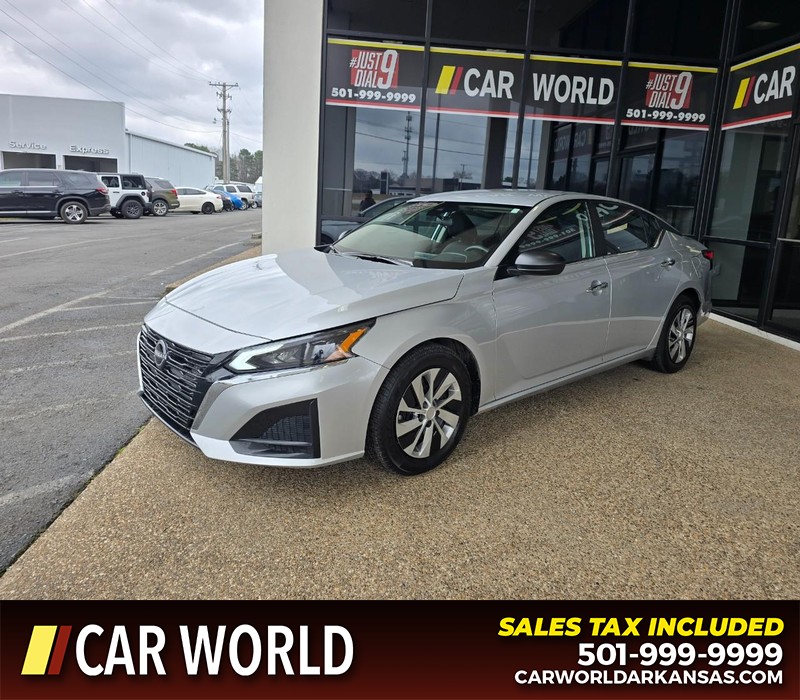 Nissan Altima Vehicle Full-screen Gallery Image 3