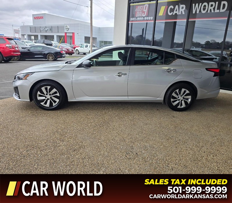 Nissan Altima Vehicle Full-screen Gallery Image 4