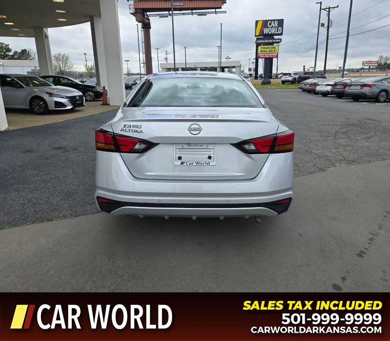 Nissan Altima Vehicle Full-screen Gallery Image 5