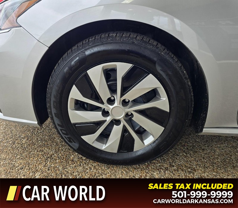 Nissan Altima Vehicle Full-screen Gallery Image 6