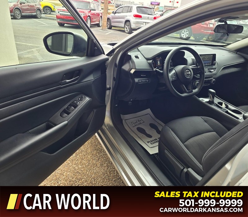 Nissan Altima Vehicle Full-screen Gallery Image 7