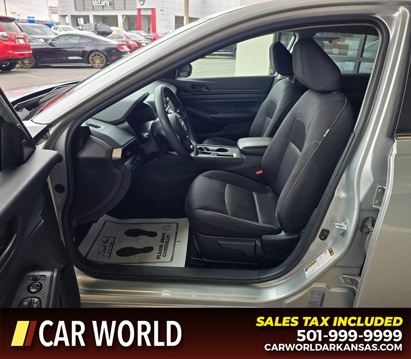 Nissan Altima Vehicle Full-screen Gallery Image 8