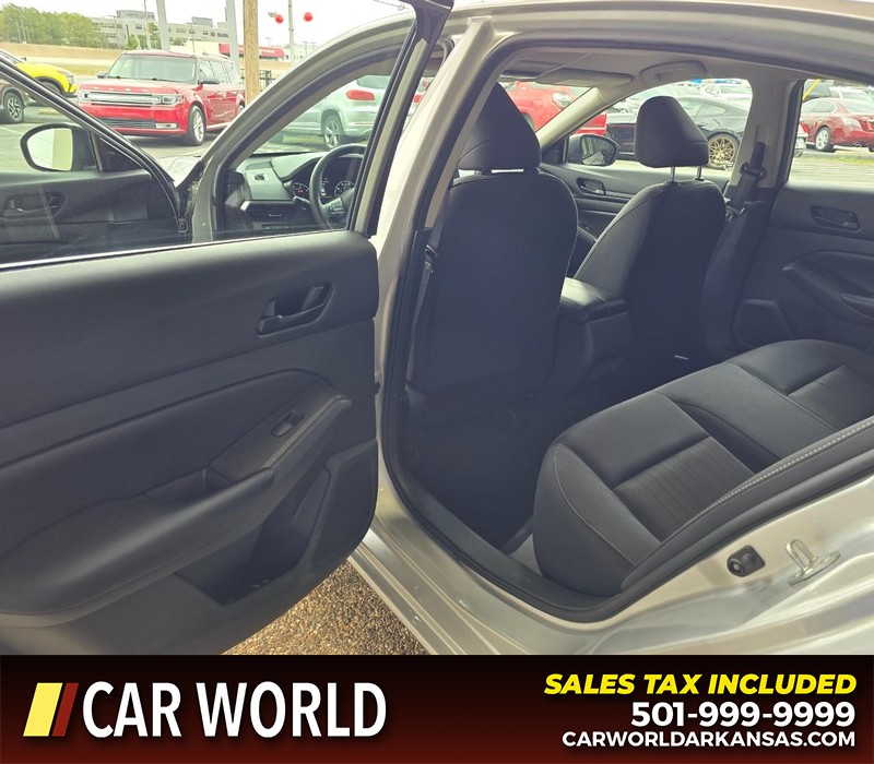 Nissan Altima Vehicle Full-screen Gallery Image 9