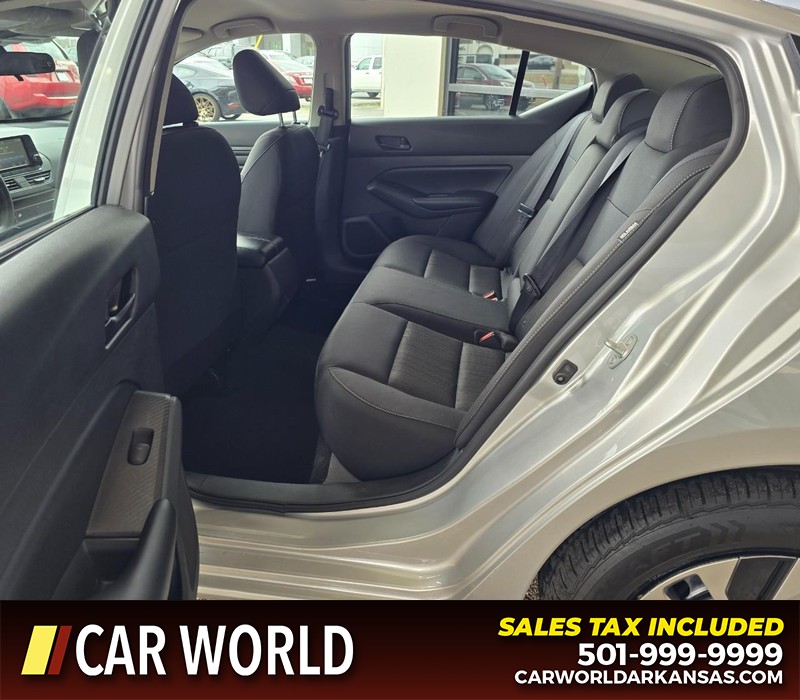 Nissan Altima Vehicle Full-screen Gallery Image 10