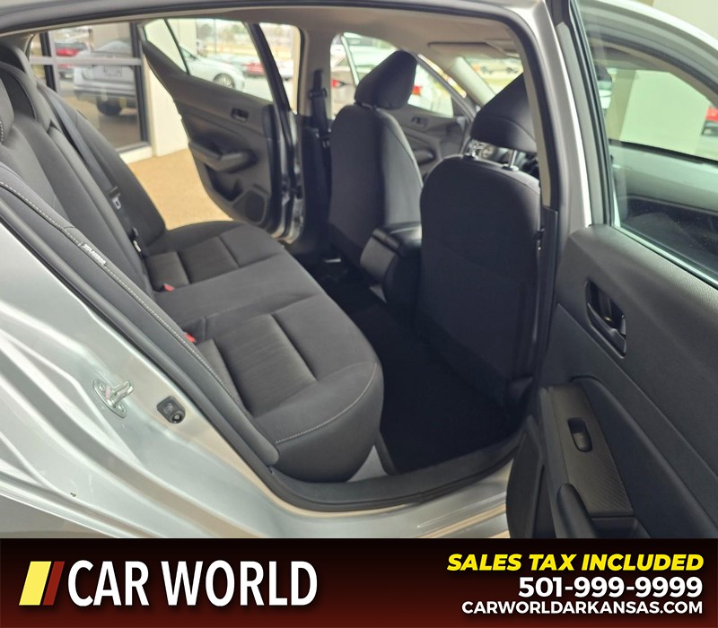 Nissan Altima Vehicle Full-screen Gallery Image 12