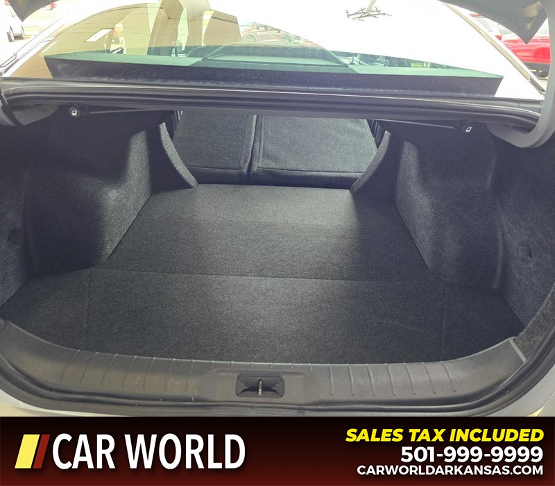 Nissan Altima Vehicle Full-screen Gallery Image 14