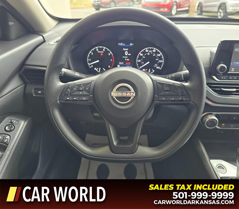 Nissan Altima Vehicle Full-screen Gallery Image 15