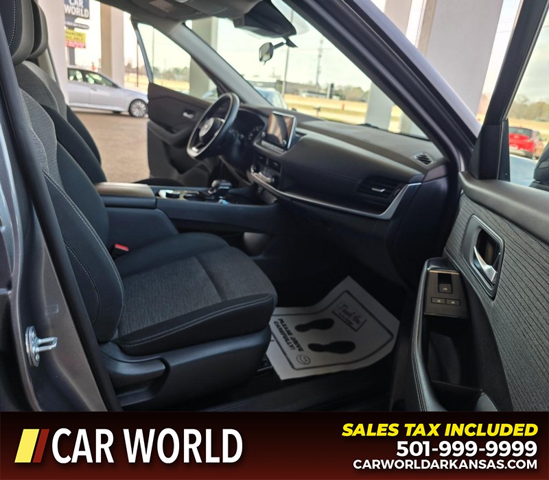 Nissan Rogue Vehicle Full-screen Gallery Image 11