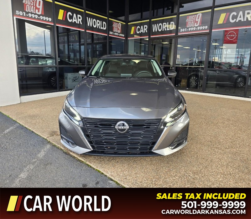 Nissan Altima Vehicle Full-screen Gallery Image 2