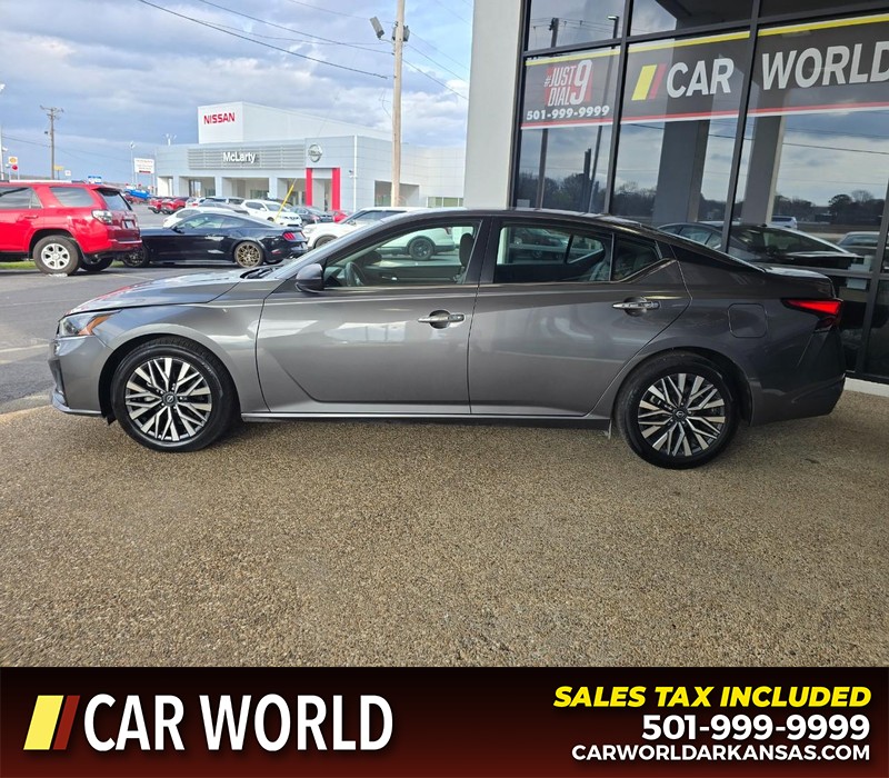 Nissan Altima Vehicle Full-screen Gallery Image 4