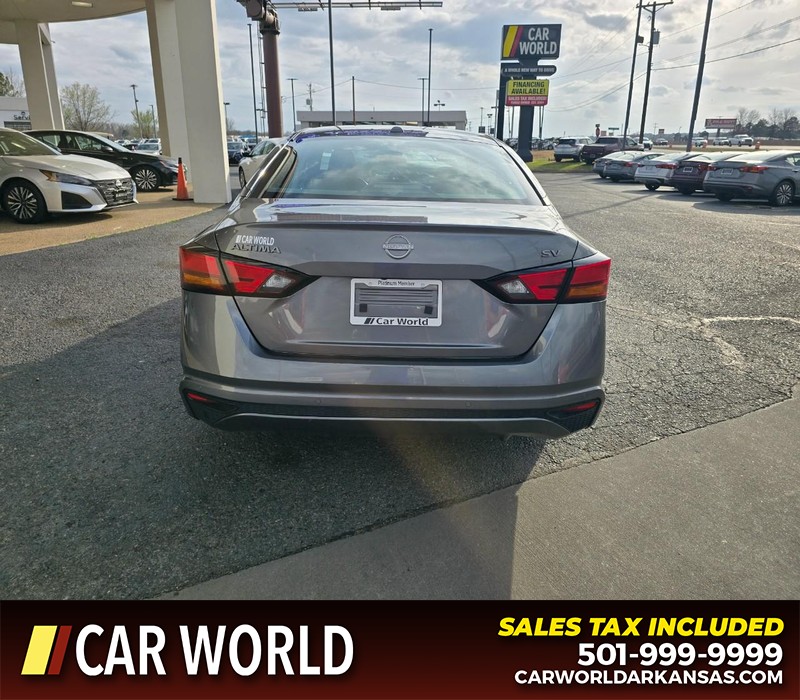 Nissan Altima Vehicle Full-screen Gallery Image 5