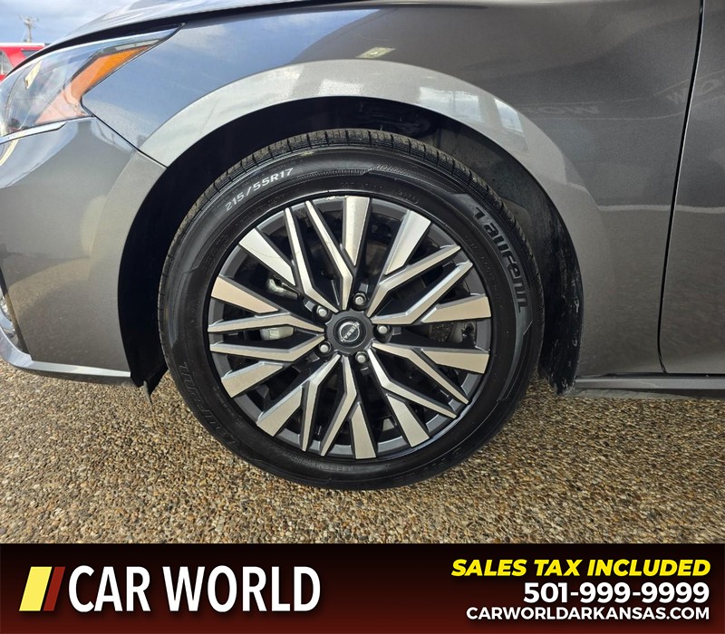 Nissan Altima Vehicle Full-screen Gallery Image 6