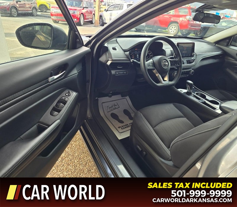 Nissan Altima Vehicle Full-screen Gallery Image 7