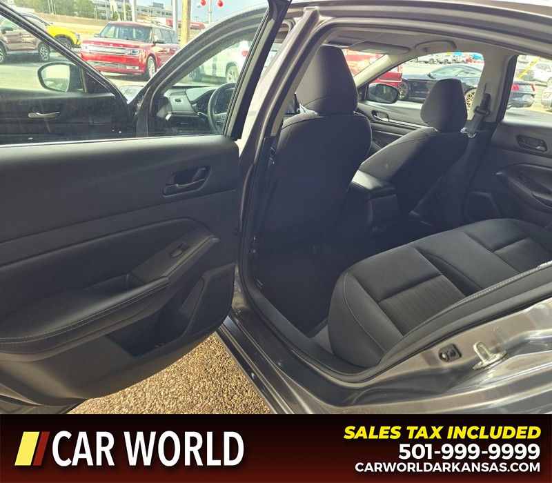 Nissan Altima Vehicle Full-screen Gallery Image 9