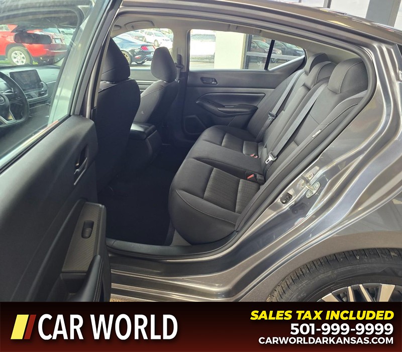 Nissan Altima Vehicle Full-screen Gallery Image 10