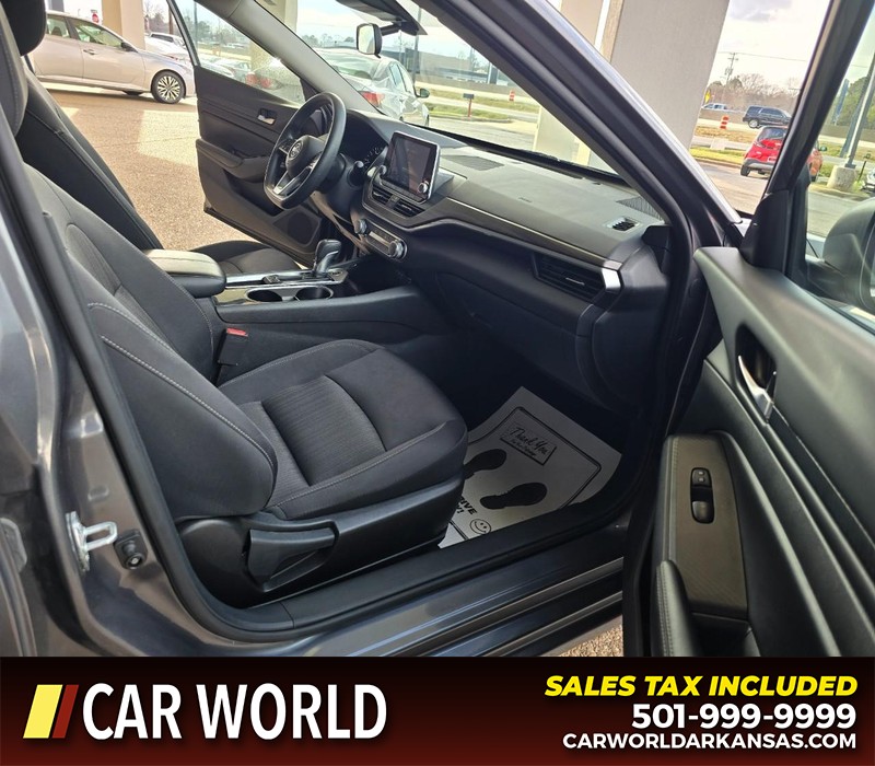 Nissan Altima Vehicle Full-screen Gallery Image 11