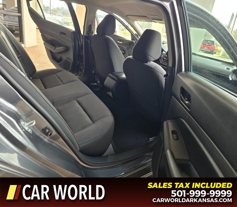 Nissan Altima Vehicle Full-screen Gallery Image 12