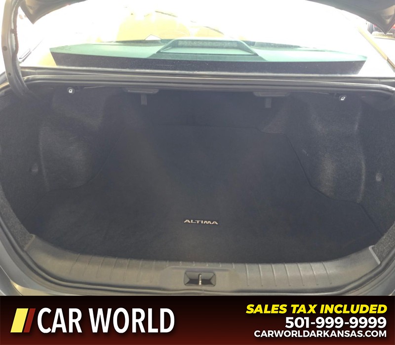 Nissan Altima Vehicle Full-screen Gallery Image 13