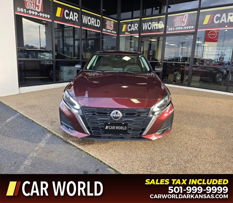 Nissan Altima Vehicle Full-screen Gallery Image 2