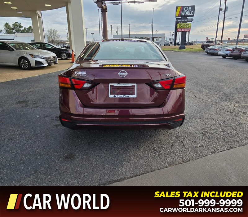 Nissan Altima Vehicle Full-screen Gallery Image 5