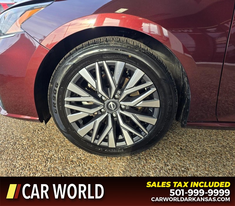 Nissan Altima Vehicle Full-screen Gallery Image 6