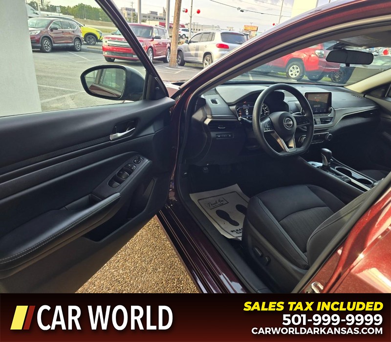 Nissan Altima Vehicle Full-screen Gallery Image 7