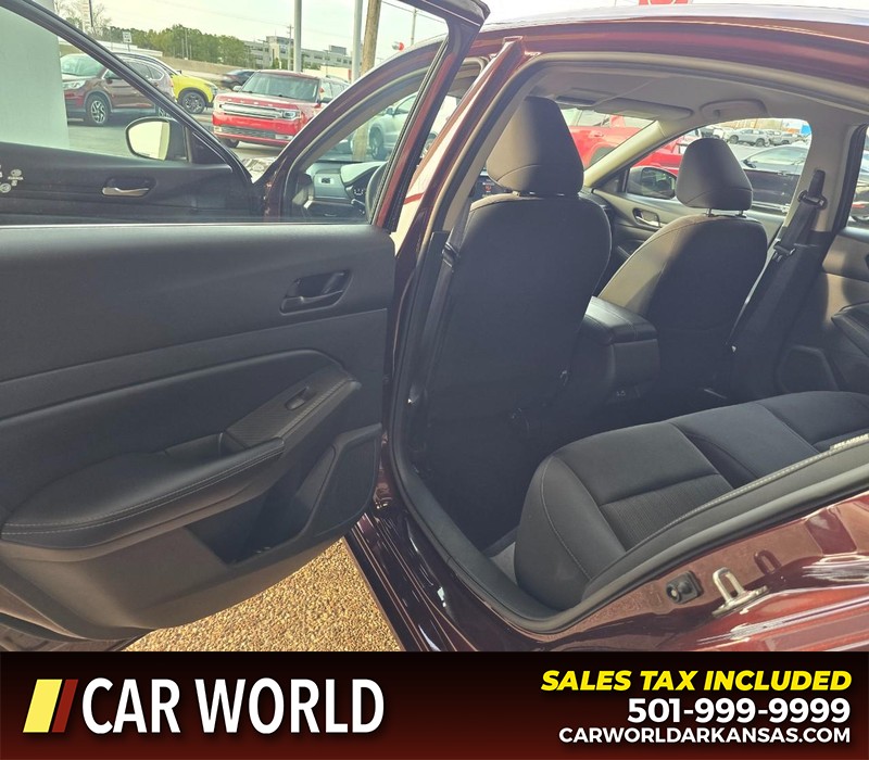 Nissan Altima Vehicle Full-screen Gallery Image 9