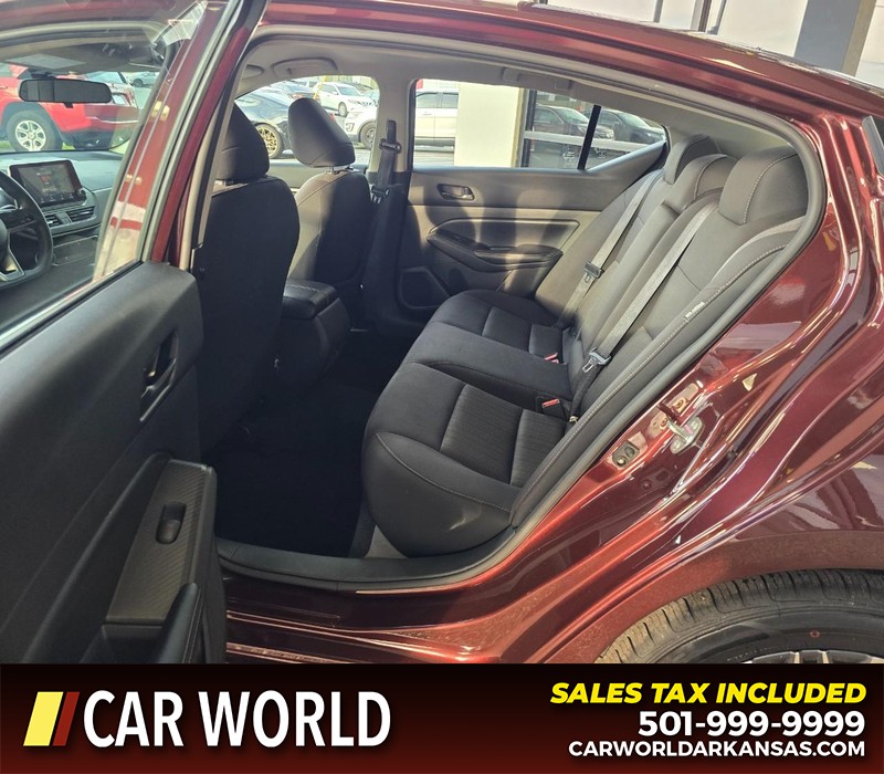 Nissan Altima Vehicle Full-screen Gallery Image 10