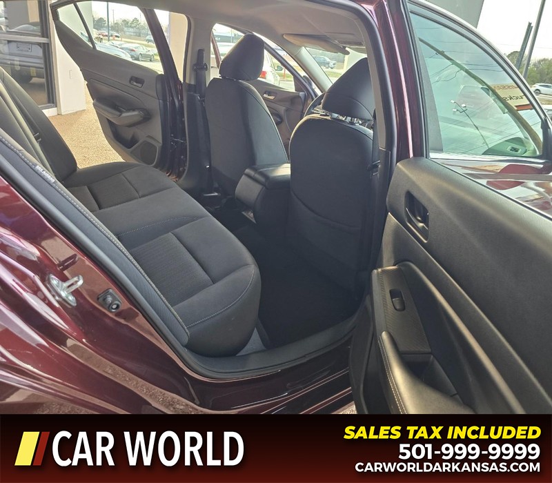 Nissan Altima Vehicle Full-screen Gallery Image 12