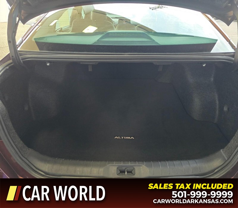 Nissan Altima Vehicle Full-screen Gallery Image 13