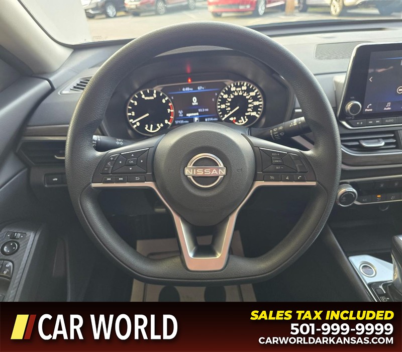 Nissan Altima Vehicle Full-screen Gallery Image 15