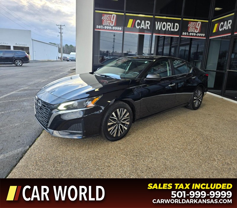 Nissan Altima Vehicle Full-screen Gallery Image 3