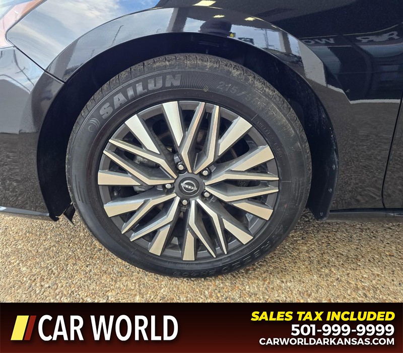 Nissan Altima Vehicle Full-screen Gallery Image 6