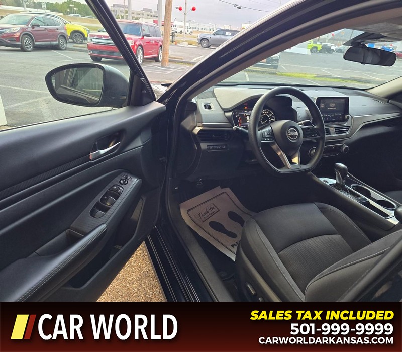 Nissan Altima Vehicle Full-screen Gallery Image 7