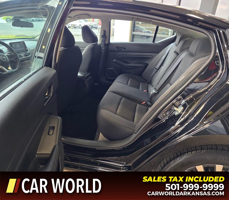 Nissan Altima Vehicle Full-screen Gallery Image 10