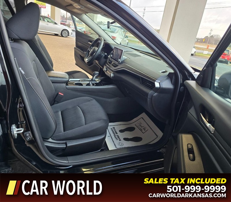 Nissan Altima Vehicle Full-screen Gallery Image 11