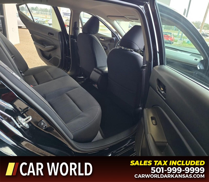 Nissan Altima Vehicle Full-screen Gallery Image 12