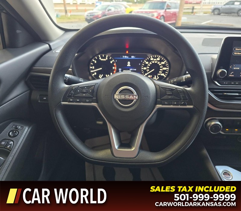 Nissan Altima Vehicle Full-screen Gallery Image 15