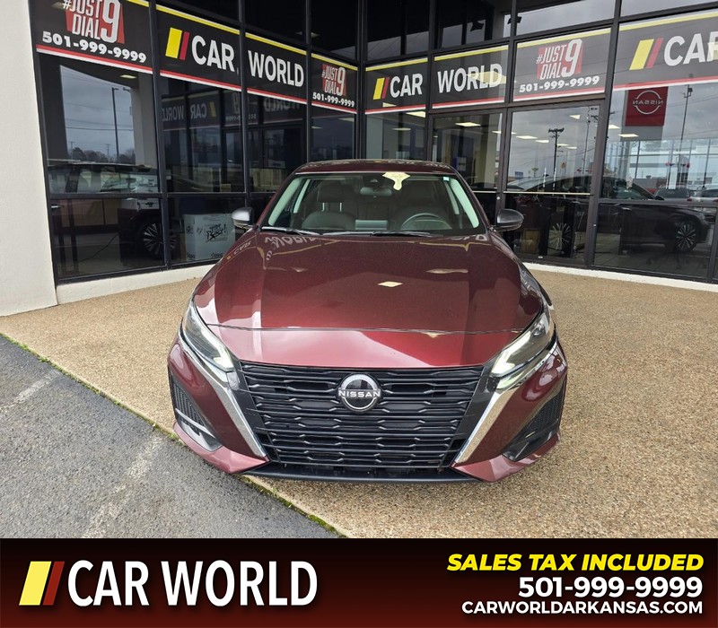 Nissan Altima Vehicle Full-screen Gallery Image 2